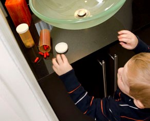 Enfant qui tente d'attraper des pilules