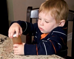 Enfant avec des médicaments